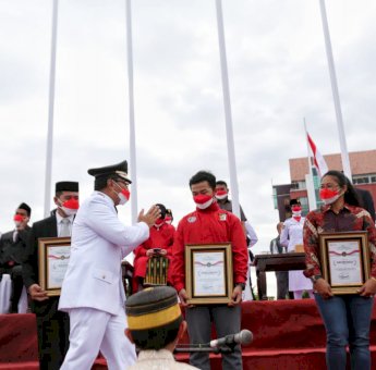 HUT RI ke-76, Danny Pomanto Beri Penghargaan Sembilan Tokoh di Sulsel