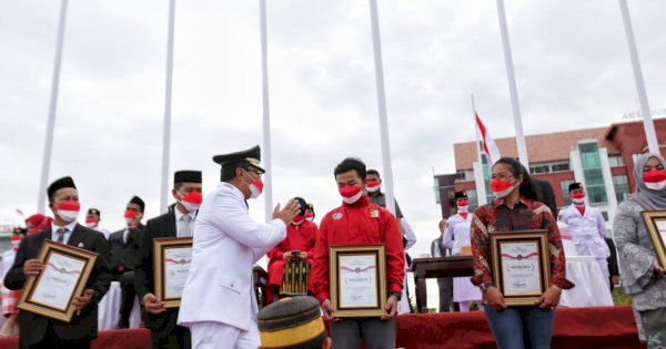 HUT RI ke-76, Danny Pomanto Beri Penghargaan Sembilan Tokoh di Sulsel