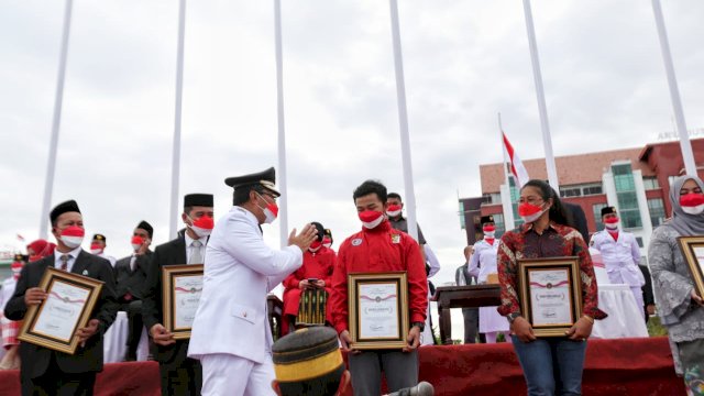 HUT RI ke-76, Danny Pomanto Beri Penghargaan Sembilan Tokoh di Sulsel