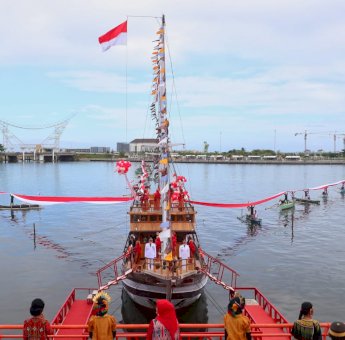 76 Nelayan Bentangkan Bendera Merah Putih Sepanjang 1000 Meter di Laut Losari Makassar