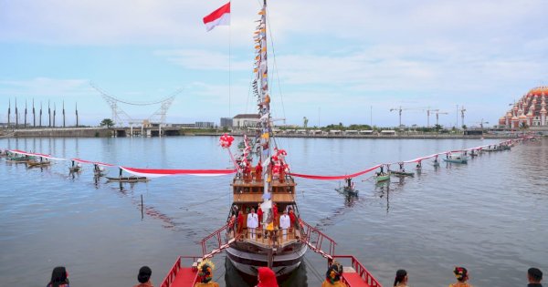 76 Nelayan Bentangkan Bendera Merah Putih Sepanjang 1000 Meter di Laut Losari Makassar