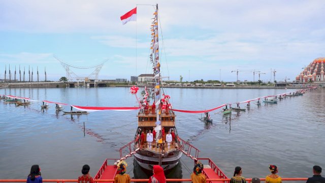 Bendera Sepanjang 1000 Meter Dibentangkan 76 Nelayan di Laut Losari Kota Makassar usai Upacara HUT RI ke-76.