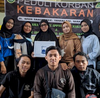 Hipma Gowa UNM Berbagi Sarung untuk Pengungsi Kebakaran