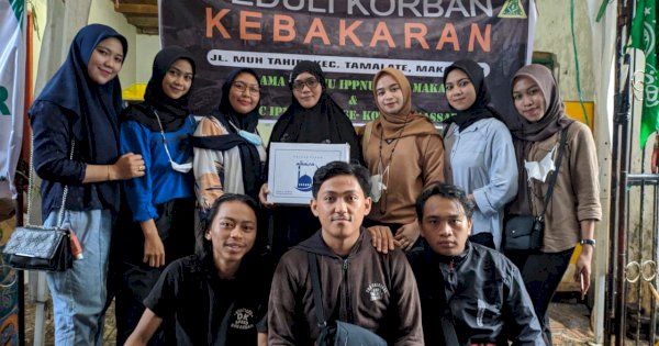 Hipma Gowa UNM Berbagi Sarung untuk Pengungsi Kebakaran