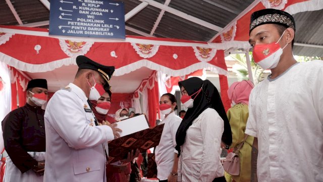 Penyerahan remisi oleh Wakil Bupati Gowa Abdul Rauf Malaganni, di Lapas Narkotika Klas IIA Sungguminasa, Selasa (17/8). || ist