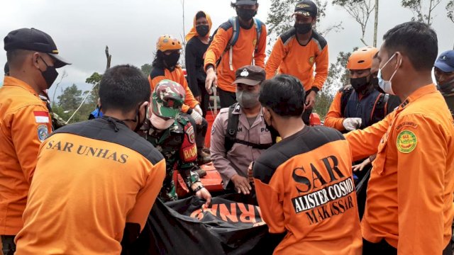 Tim SAR Gabungan mengevakuasi pendaki yang tewas di Gunung Bawakaraeng || ist