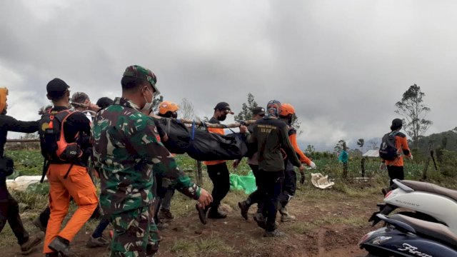 Tim SAR Gabungan mengevakuasi salah satu korban meninggal dunia di Gunung Bawakaraeng. || ist