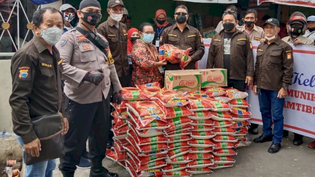 Penyerahan bantuan paket sembako oleh Ketua Umum Bankompol Merpati Makassar Andi Bukti Djufrie kepada korban kebakaran di Kampung Lepping, Sabtu (21/8) || ist