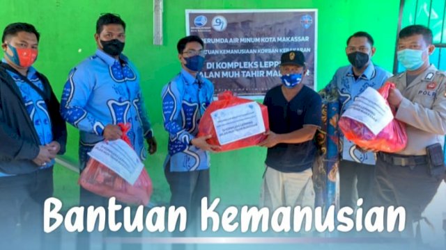 Perumda Air Minum Makassar menyerahkan bantuan untuk korban kebakaran di Kampung Lepping || ist