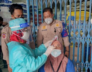 Swab Tes di Makassar Sasar Pengunjung Warkop Hingga Toko Besar