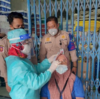 Swab Tes di Makassar Sasar Pengunjung Warkop Hingga Toko Besar
