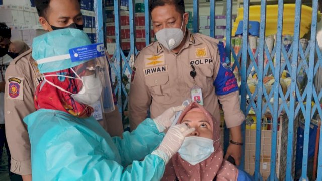 Satgas Raika Makassar bersama Dinkes Makassar melakukan swab tes di tempat yang potensi menimbulkan kerumunan || ist