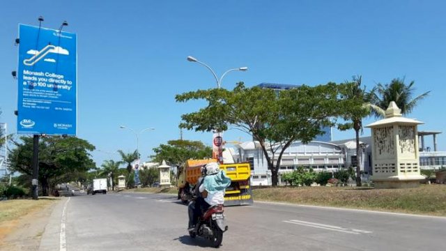 Pengendara melintas di Jalan Metro Tanjung Bunga Makassar || ist