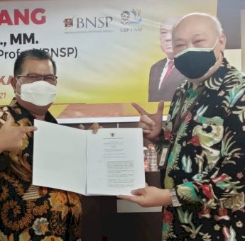 Rektor UNM Terima SK Lisensi Lembaga Sertifikasi Profesi