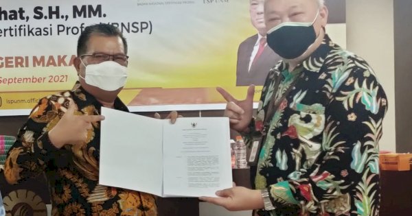 Rektor UNM Terima SK Lisensi Lembaga Sertifikasi Profesi