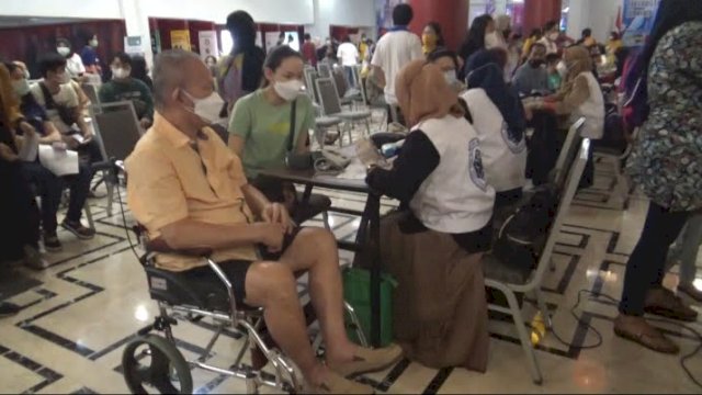Interflour bekerjasama Vox Point Indonesia dan Ikatan Sarjana Katolik Indonesia menggelar vaksinasi massal bagi masyarakat, di Phinisi Point Mal, Sabtu (25/9) || ist
