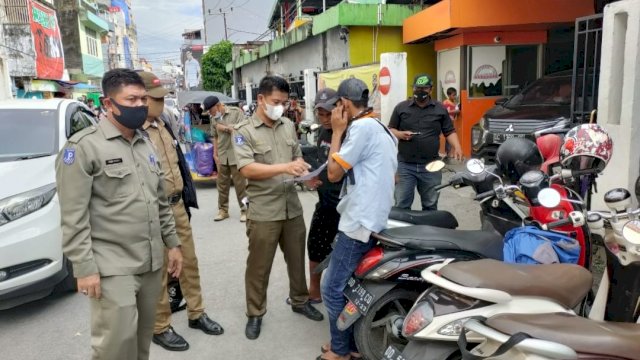 Dirut Perumda Parkir Makassar Raya Irhamsyah Gaffar memantau penataan parkir di Pasar Butung || ist