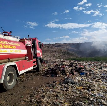 Tumpukan Sampah TPA Tamangapa Timbun Lahan Warga