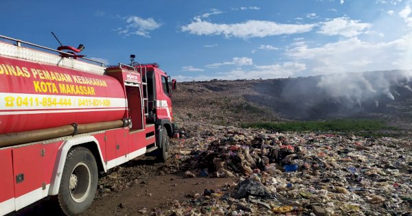 Tumpukan Sampah TPA Tamangapa Timbun Lahan Warga