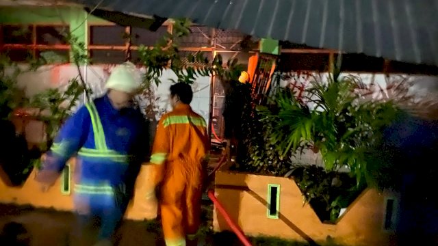 Personel Damkar Makassar memadamkan api di SD Inpres Kalang Tubung I || ist
