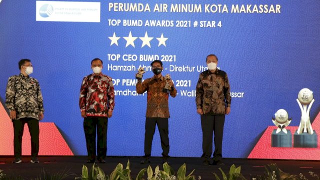 Kepala Bagian Umum dan Kepegawaian PDAM Makassar, Jufri Sakka, menerima penghargaan mewakili Dirut PDAM Makassar Hamzah Ahmad, di Hotel Reffles, Jakarta, Jumat (10/9). || ist