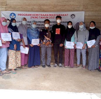 Dosen Pertanian UNM Beri Pelatihan Ibu-Ibu PKK di Maros