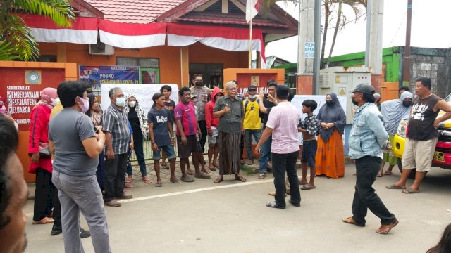 Warga menyegel Kantor Kelurahan Rappokalling || ist