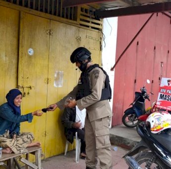 Brimob Bone Kampanyekan Protokol Kesehatan dan Bagi Masker Gratis