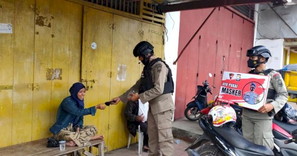 Brimob Bone Kampanyekan Protokol Kesehatan dan Bagi Masker Gratis