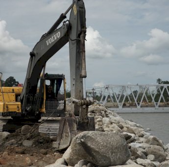 Pembangunan Tanggul di Bantaran Sungai Masamba Kampung Lombok Disetop