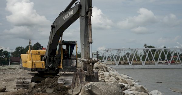 Pembangunan Tanggul di Bantaran Sungai Masamba Kampung Lombok Disetop