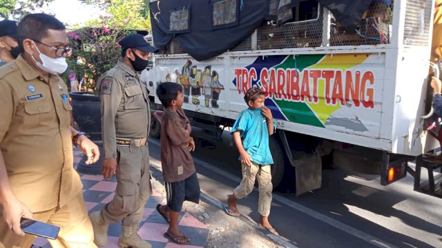 Petugas TCR Saribattang menjaring anjal-gepeng di Kota Makassar || ist