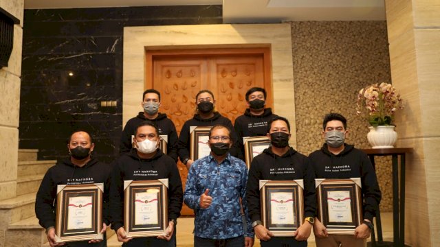 Wali Kota Makassar, Moh Ramdhan Pomanto bersama aparat Satnarkoba Polrestabes Makassar || ist