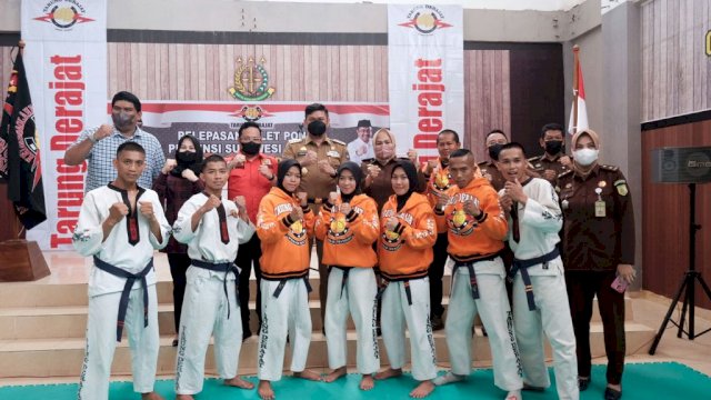 Bupati Gowa, Adnan Purichta Ichsan melepas atlet cabang olahraga tarung derajat yang akan berlaga di PON XX Papua || ist