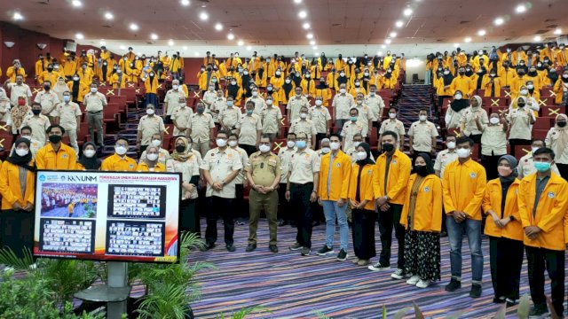 Rektor UNM, Prof Husain Syam melepas ribuan peserta KKN, di Menara Phinisi UNM, Jalan AP Pettarani, Senin (11/10) || ist