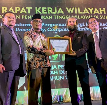 UMI Makassar Raih Penghargaan PTS Kinerja Terbaik LLDIKTI9 Award