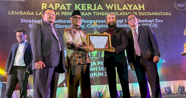 UMI Makassar Raih Penghargaan PTS Kinerja Terbaik LLDIKTI9 Award