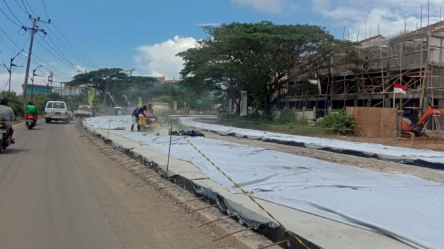 Proyek pengerjaan betonisasi Jalan Metro Tanjung Bunga || DOK KATABERITA.CO