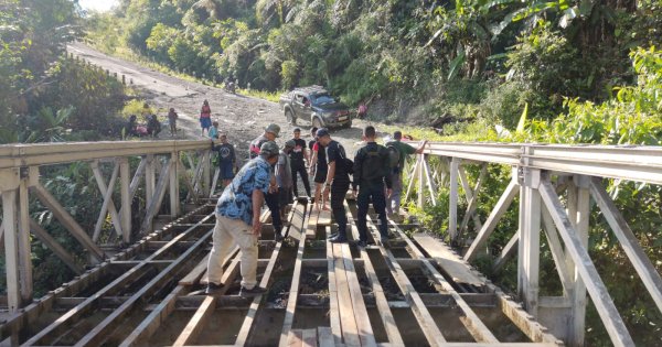 Brimob Polda Sulsel Perbaiki Jembatan Rusak di Kabupaten Yalimo Papua