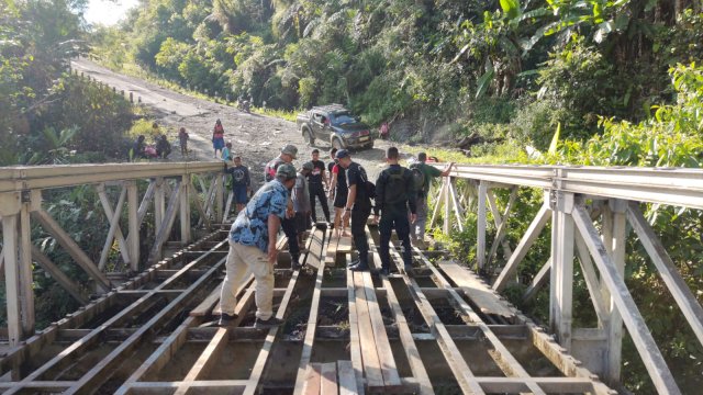 Brimob Polda Sulsel Perbaiki Jembatan Rusak di Kabupaten Yalimo Papua