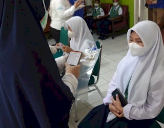 Evaluasi PTM, Ratusan Siswa SMPN 3 Makassar Jalani Skrining GeNose
