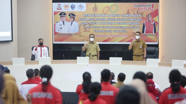 Penyerahan bonus tambahan kepada altet, pelatih, asisten pelatih, dan mekanik yang meraih medali pada PON XX Papua || ist