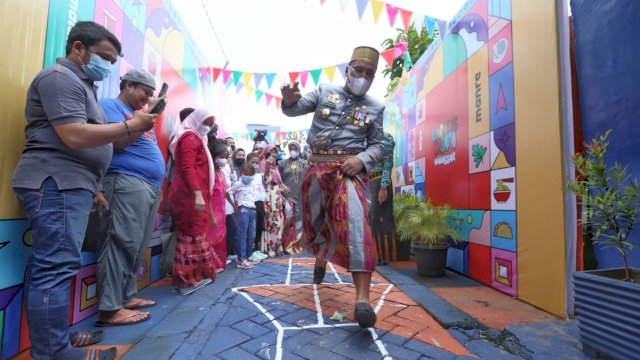 Wali Kota Makassar, Moh Ramdhan Pomanto menikmati permainan tradisional di Lorong Wisata Bambapuang || ist