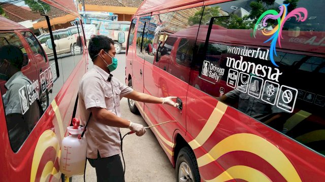 Salah satu bus Cahaya Bone dijemput disinfektan || ist