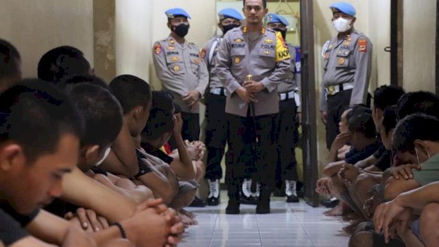 Kapolres Palopo AKBP Muhammad Yusuf Usman kembali mengecek satu per satu ruang tahanan untuk melihat kondisi ruangan dan tahanan, Rabu (24/11) || ist