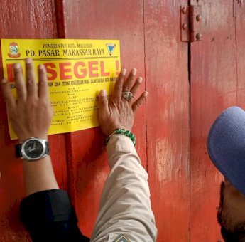 Perumda Pasar Makassar Raya Segel Tujuh Kios di Pasar Sambung Jawa