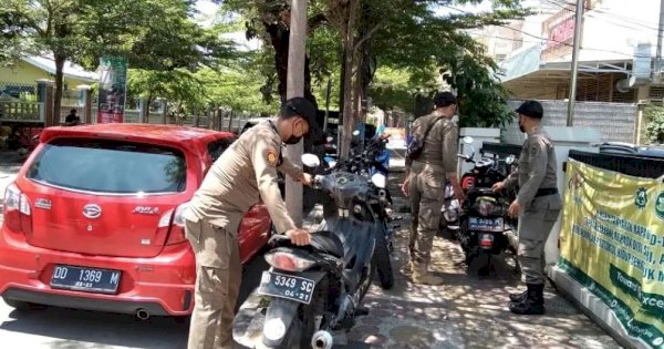 Kecamatan Ujung Pandang Tertibkan Kendaraan yang Parkir di Pedestrian
