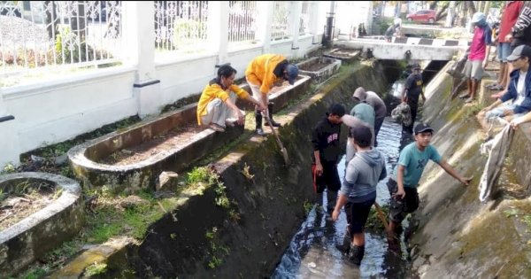Jelang Musim Hujan, Satgas Drainase Kecamatan Ujung Pandang Bersihkan Saluran
