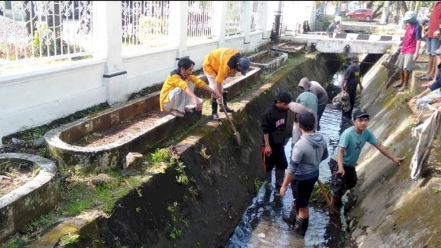 Petugas kebersihan Kecamatan Ujung Pandang melakukan pengerukan sediman saluran drainase || ist