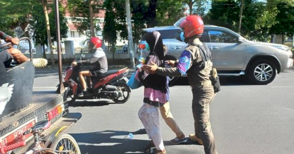 Satpol PP BKO Kecamatan Ujung Pandang Tertibkan Anjal dan Gepeng